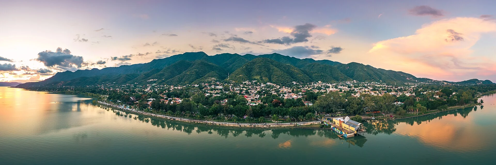 Panorámica aérea de Ajijic y su malecón.