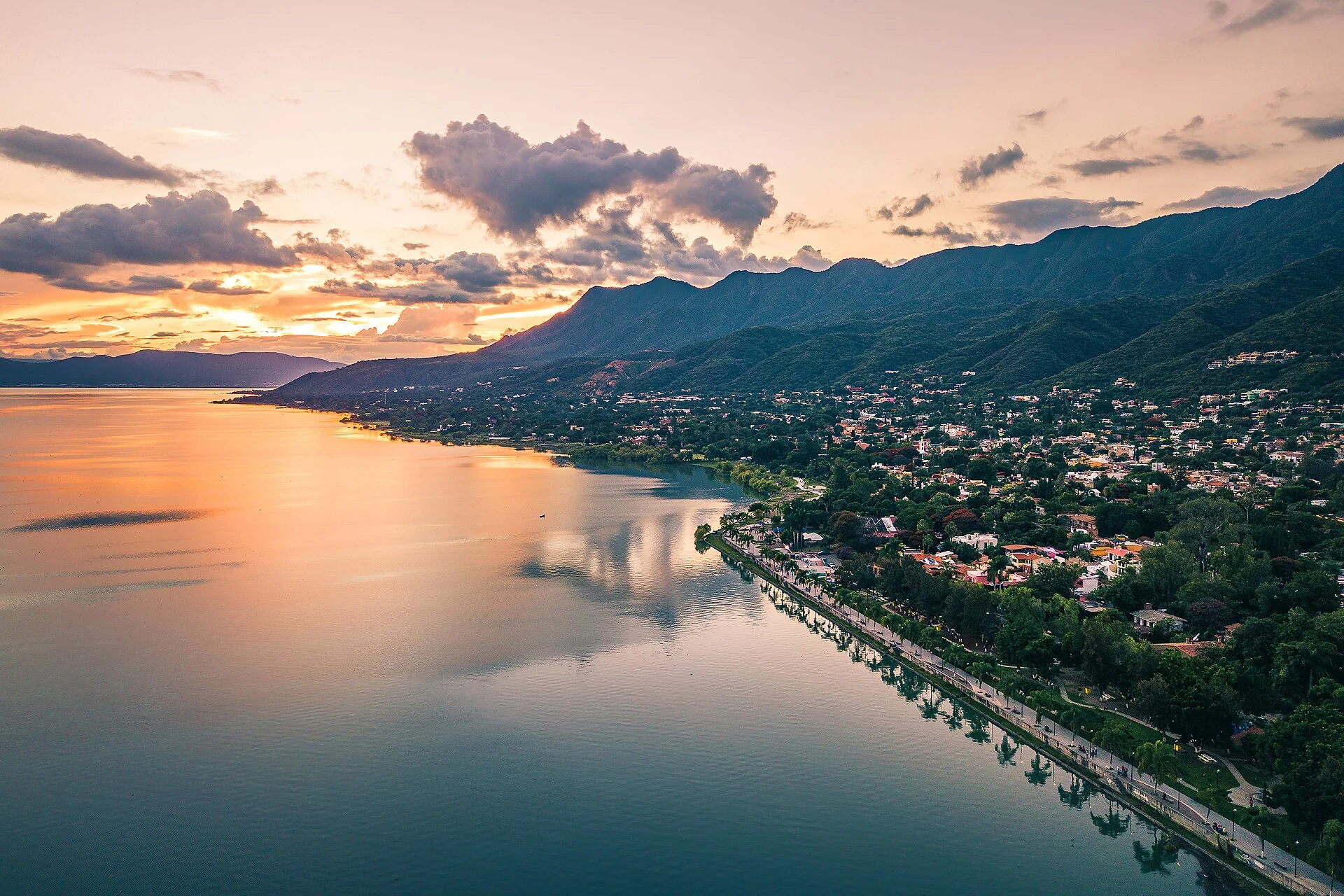 Panorámica de Ajijic y el lago de Chapala