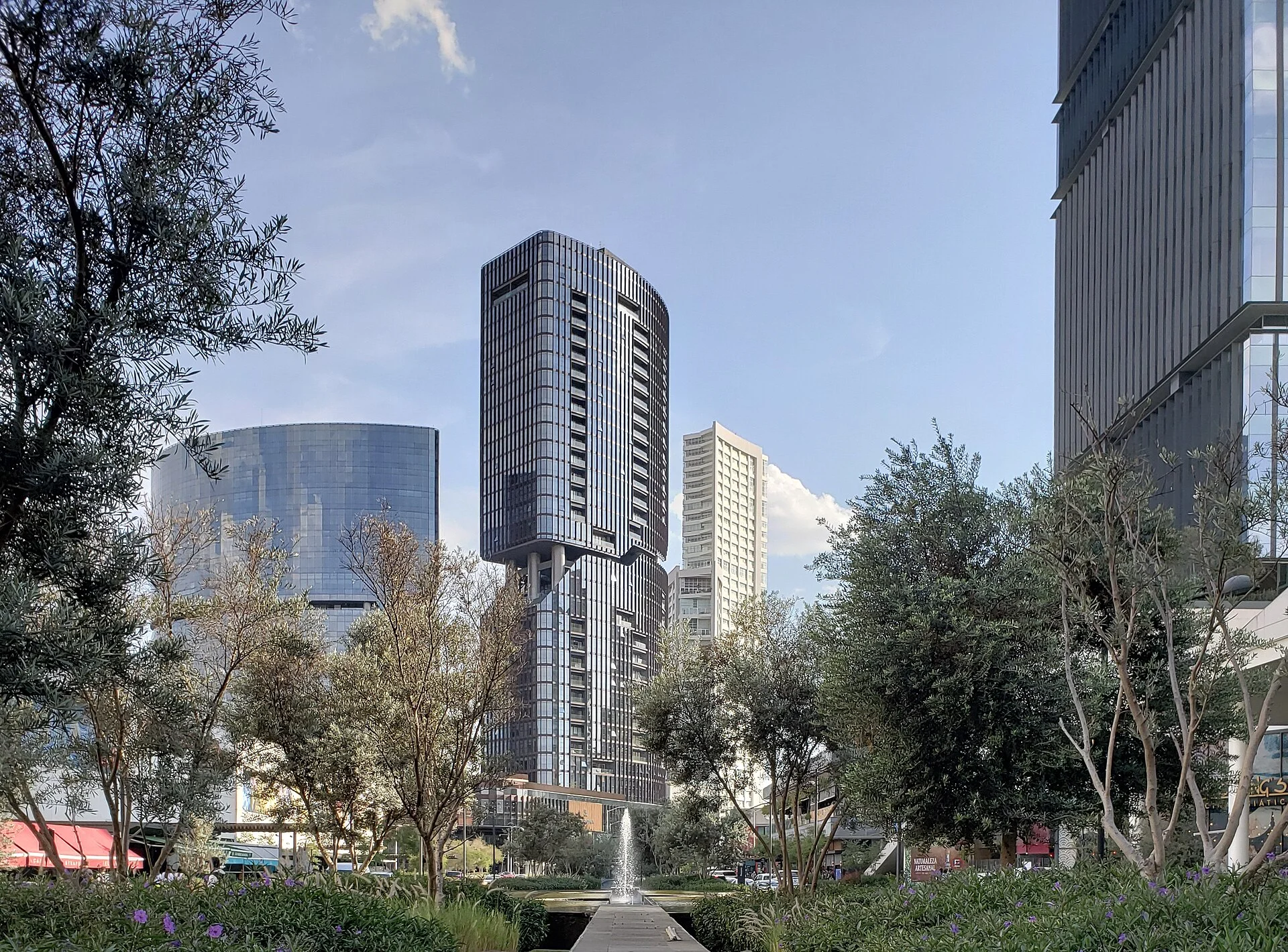 Andares, en Puerta de Hierro: contexto urbano de Zapopan, fuera de Valle Real.