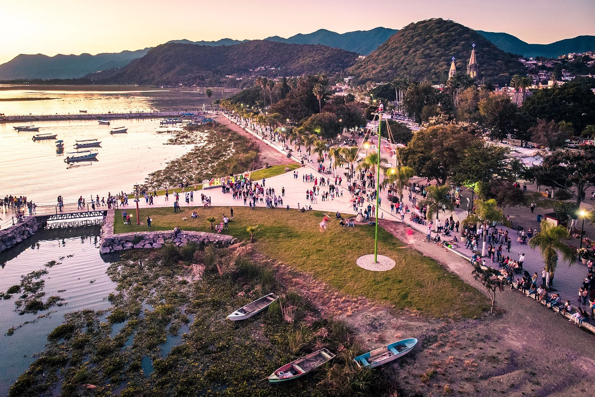 Malecón de Chapala al atardecer.