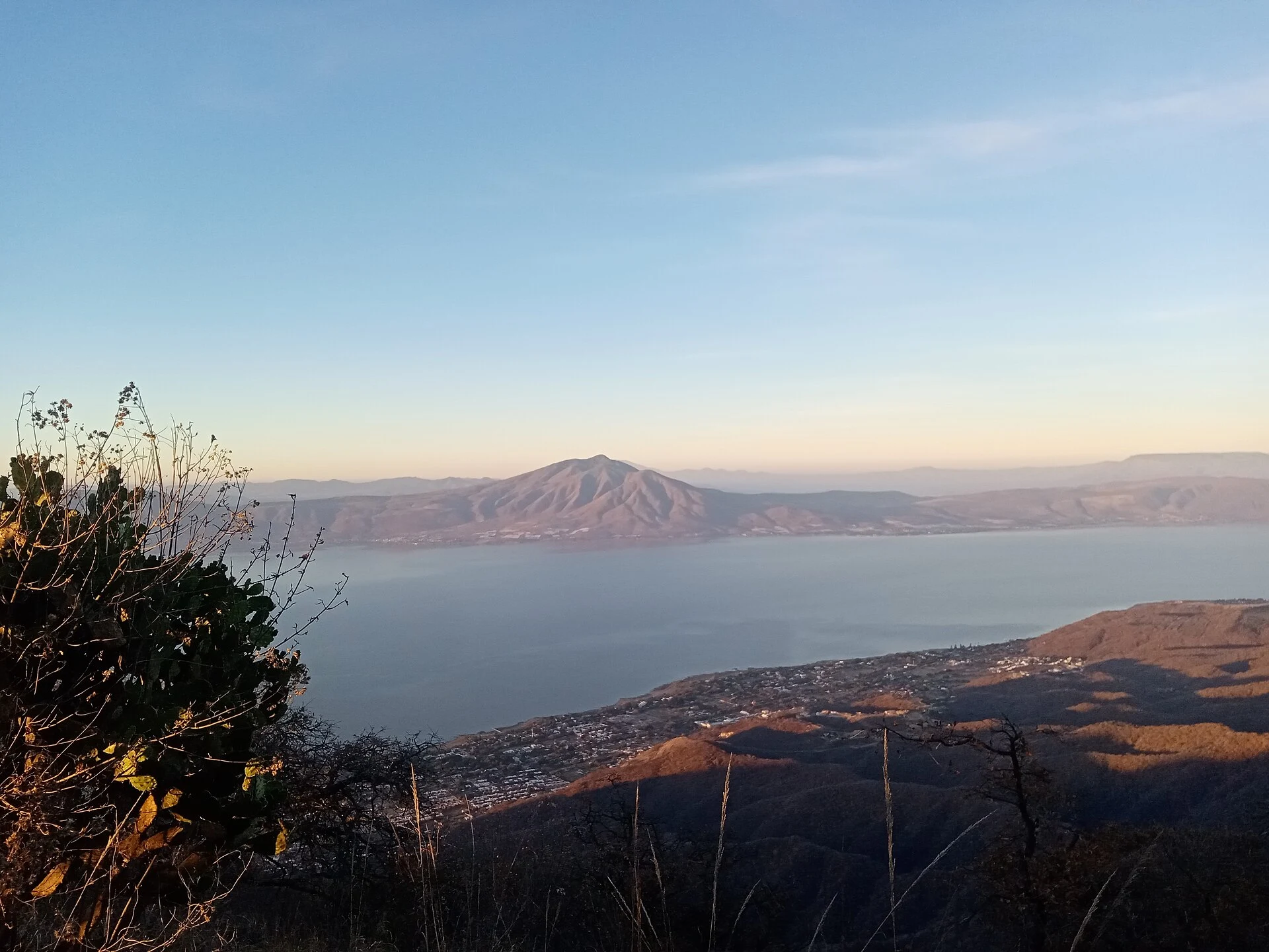 Vista panorámica del lago de Chapala y cerros de la ribera.