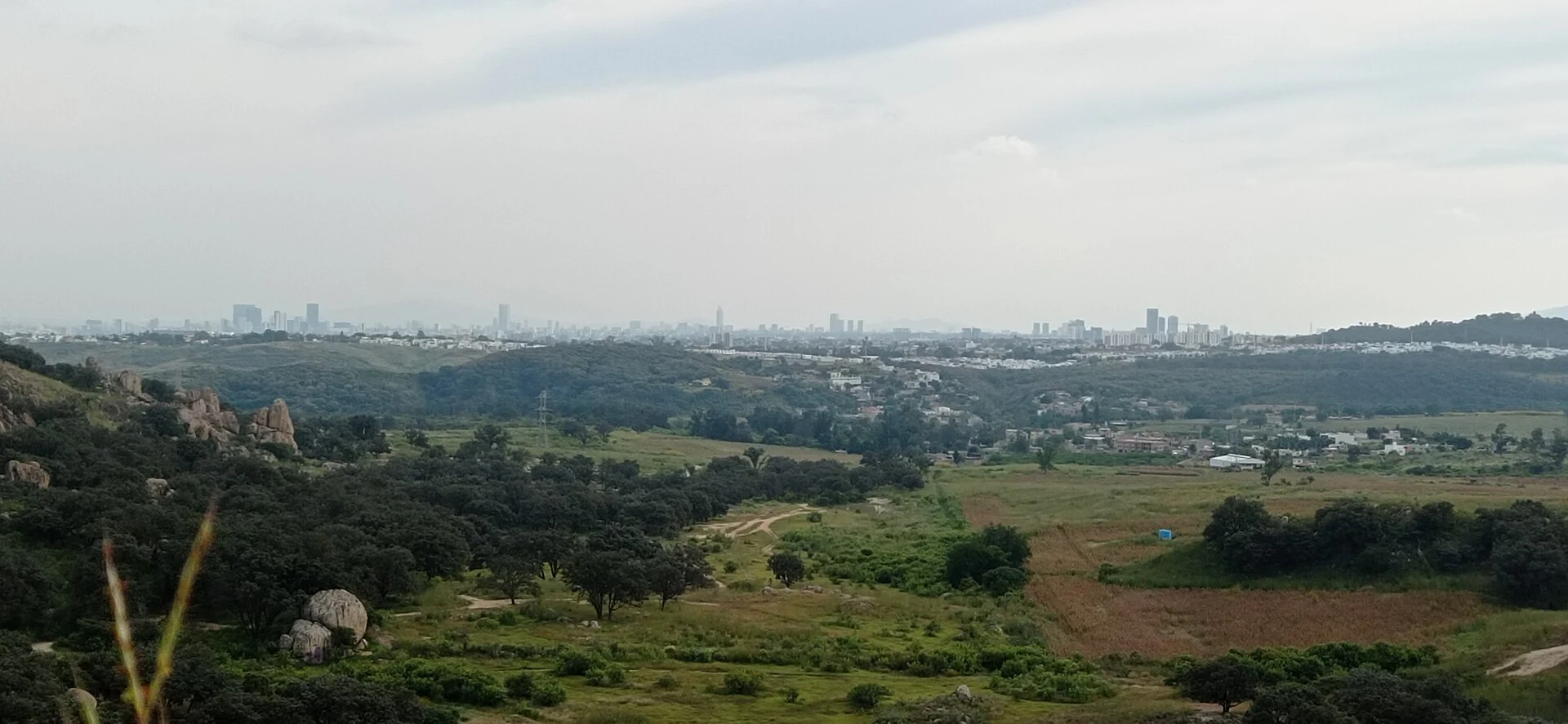 Vista de la metrópoli desde El Diente, Zapopan; contexto regional, fuera de Las Cañadas.