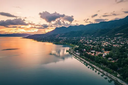 Vista aérea del malecón de Ajijic al atardecer. Contexto de la ribera; no es Vista del Lago.