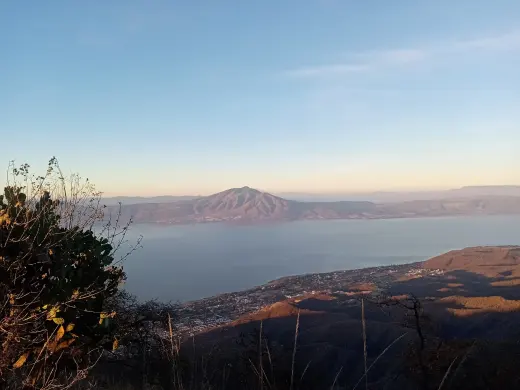 Vista panorámica del lago de Chapala y cerros de la ribera.