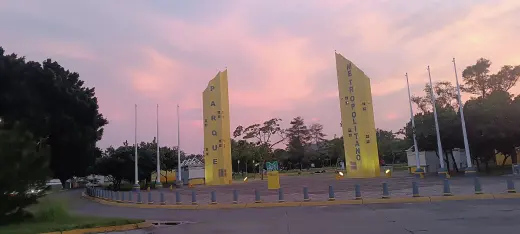 Torres amarillas del Parque Metropolitano, Zapopan.